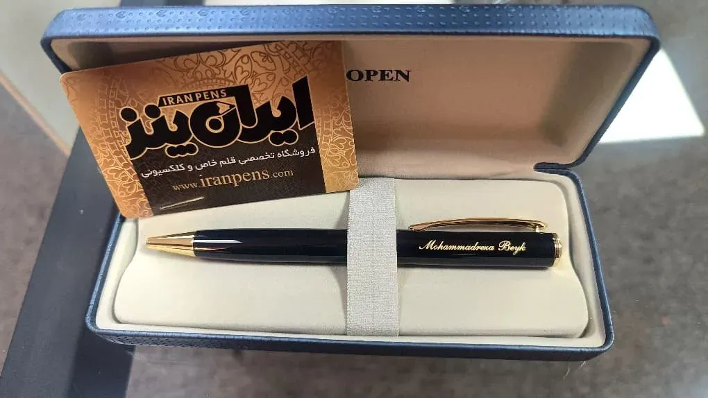 حکاکی نام کامل روی خودکار یوروپن مشکی براق و طلایی