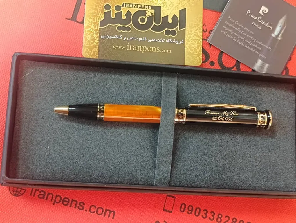 حکاکی جمله و تاریخ روی خودکار پیرکاردین مشکی و کهربایی